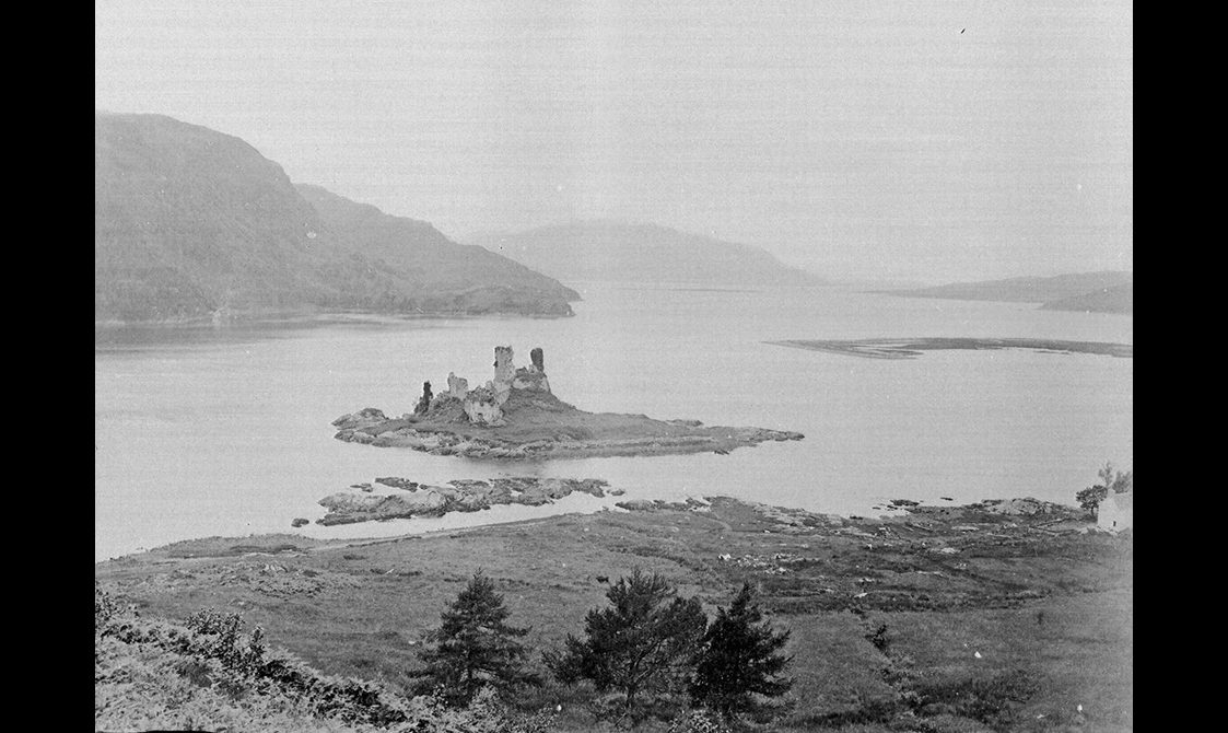 A black and white photograph of Eilean Donan, looking like a ruin rather than the castle.