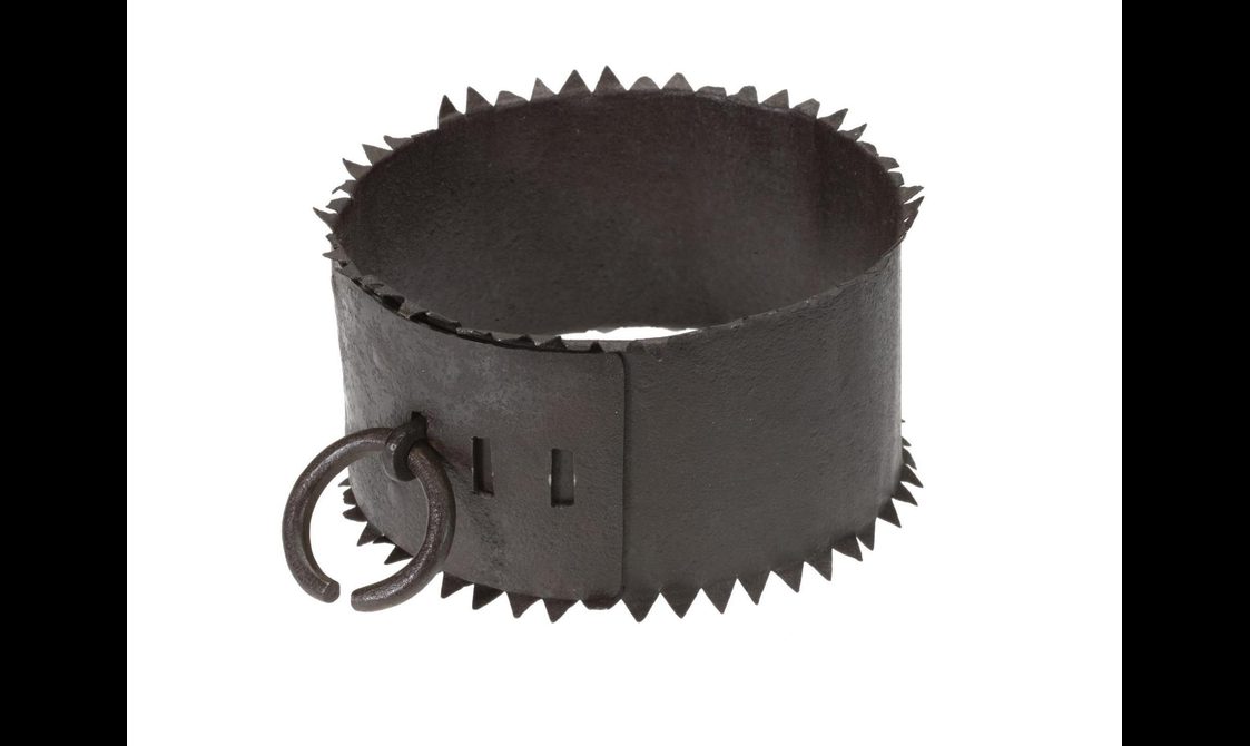 An iron collar with sharp spikes around the edge.