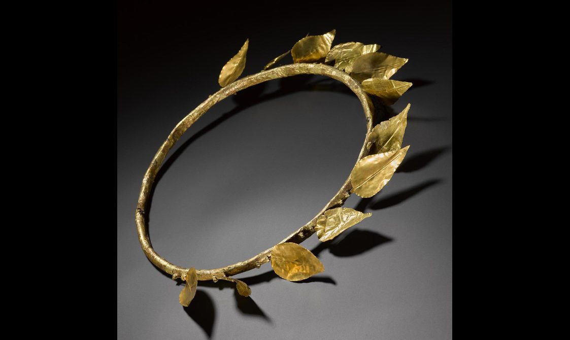 A wreath with 12 gold leaves.