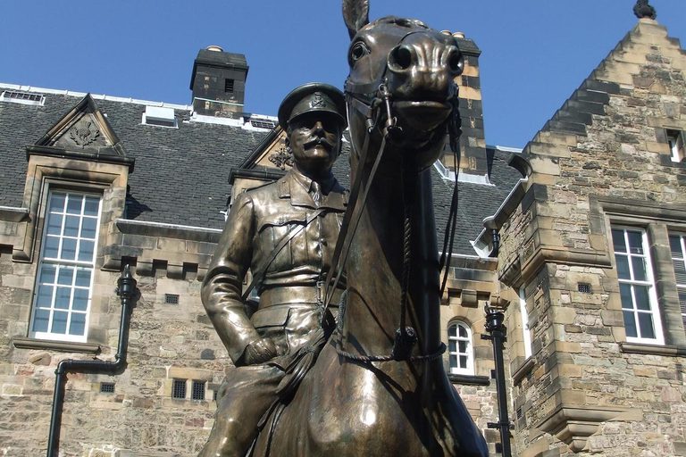 A statue of Earl Haig sitting on a horse in front of the National War Museum building.