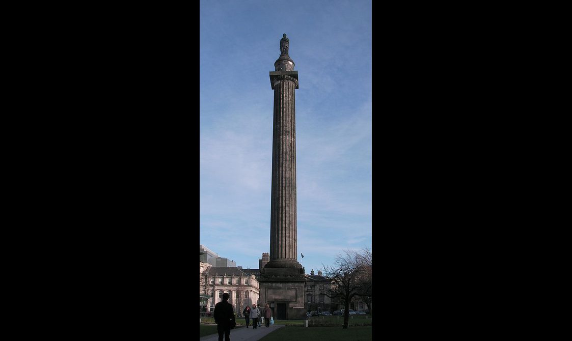 A photograph showing a column shaped monument with a figure of Henry Dundas at the top set in a square in Edinburgh.