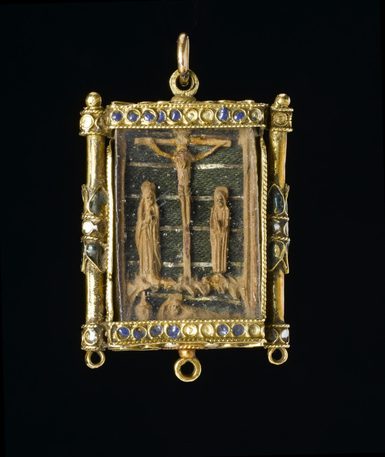 A rectangular jewel for a necklace, without a chain. The square is gold, and the inset is a depiction of the crucifixion.