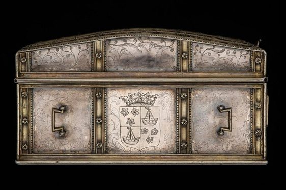 A silver rectangle lidded box  decorated with floral and motifs, a crown above a coat of arms in the center showing two ships and six flowers.