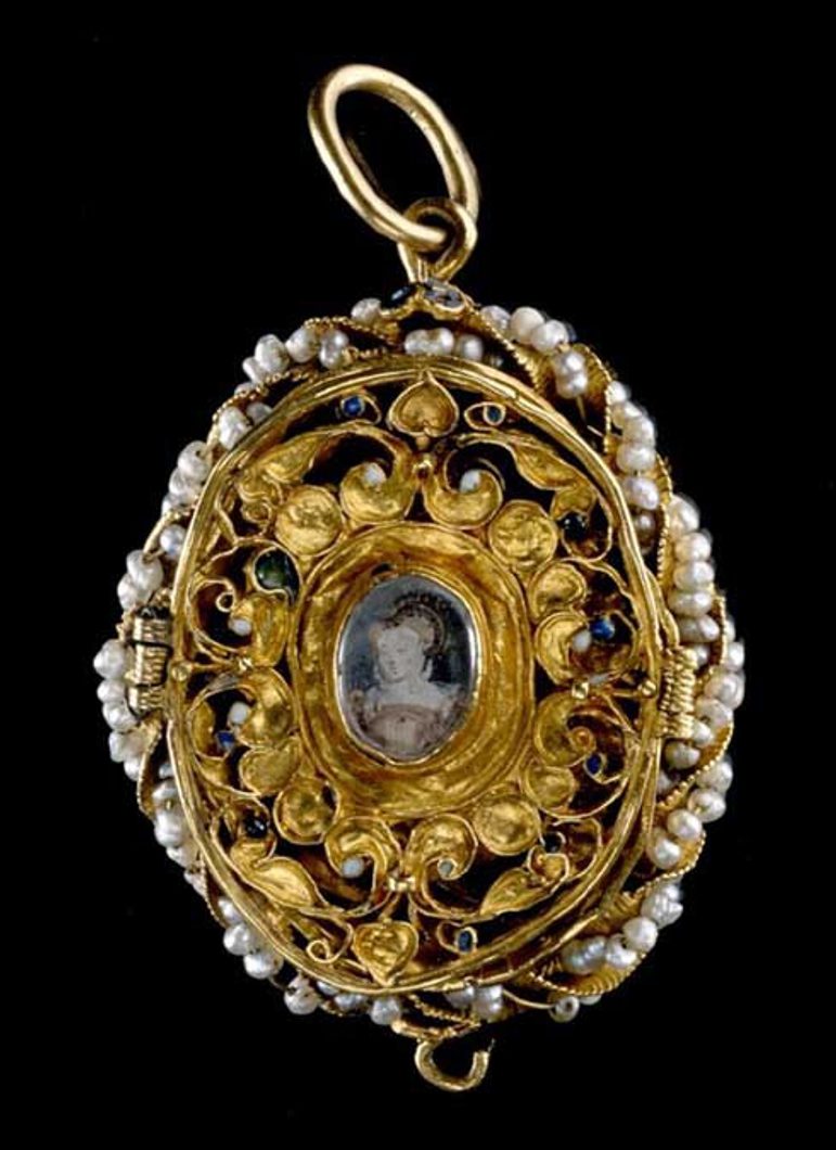 Oval locket of gold and a gold and pearl pendant which was probably formerly attached to the locket