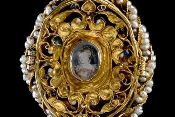 Oval locket of gold and a gold and pearl pendant which was probably formerly attached to the locket