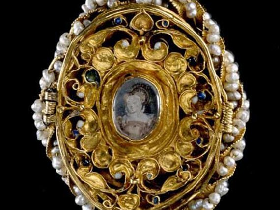 Oval locket of gold and a gold and pearl pendant which was probably formerly attached to the locket