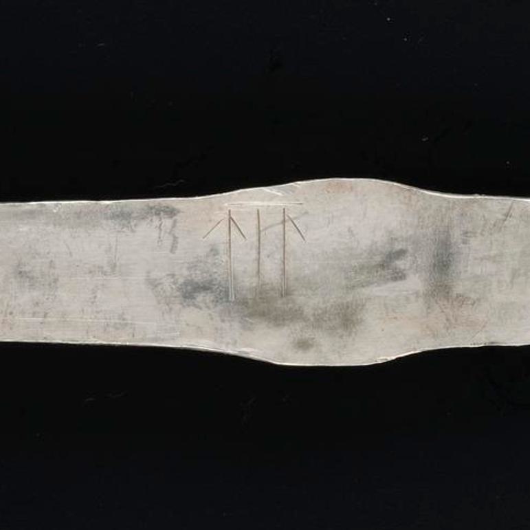 A close up of an inscription that reads TIL.