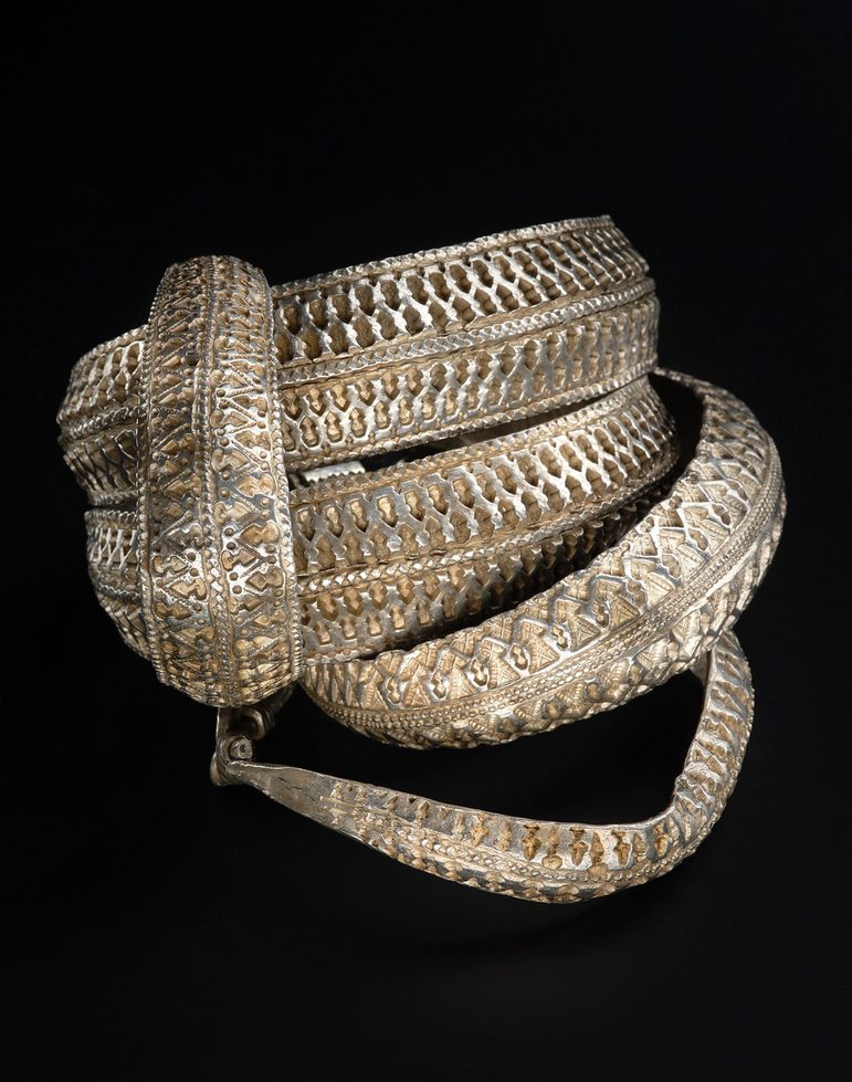 5 silver arm rings, intertwined.