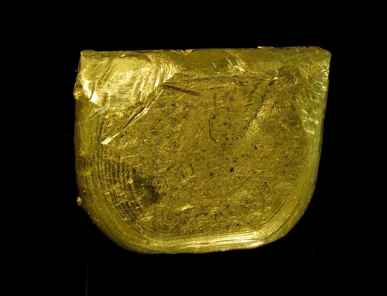 A lump of gold, in a rounded rectangle, straight on top.