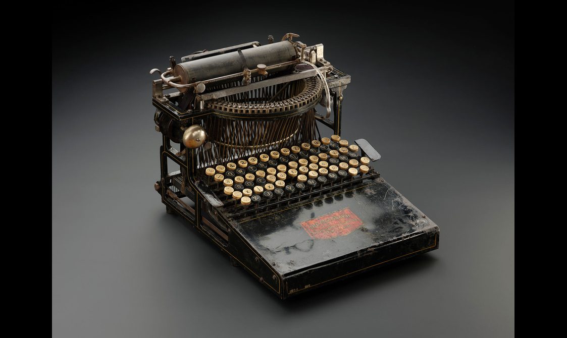 A black old-fashioned typewriter.