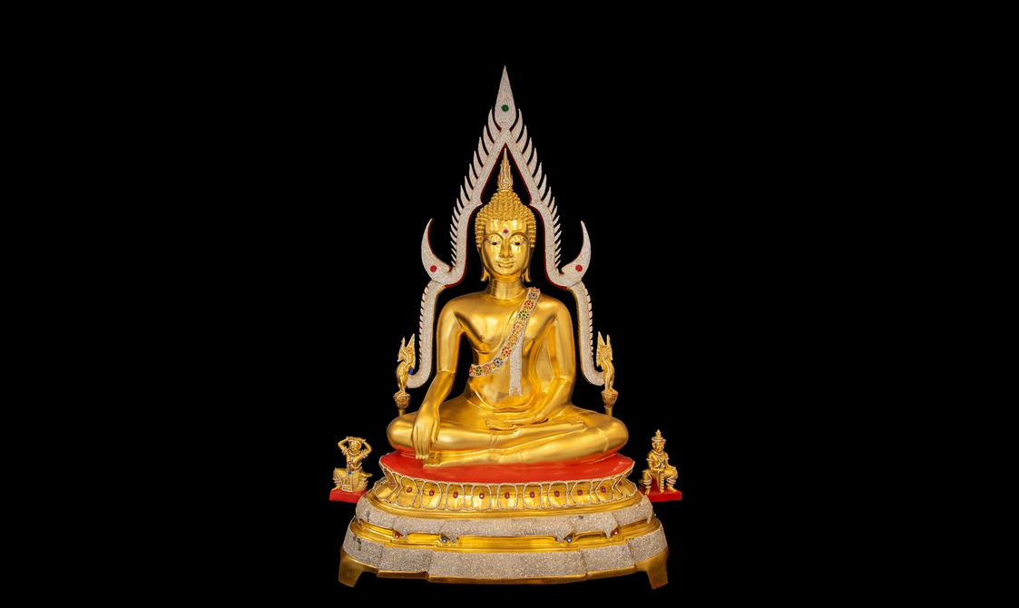 A scultpure of a Buddha sitting cross-legged.