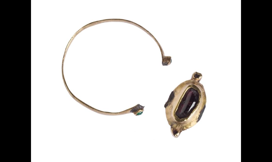 Gold finger ring inlaid with ruby, emerald and garnet. In two pieces, with bezel detached from the ring.