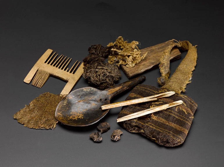 Possessions of Arnish Moor man including comb and spoon.